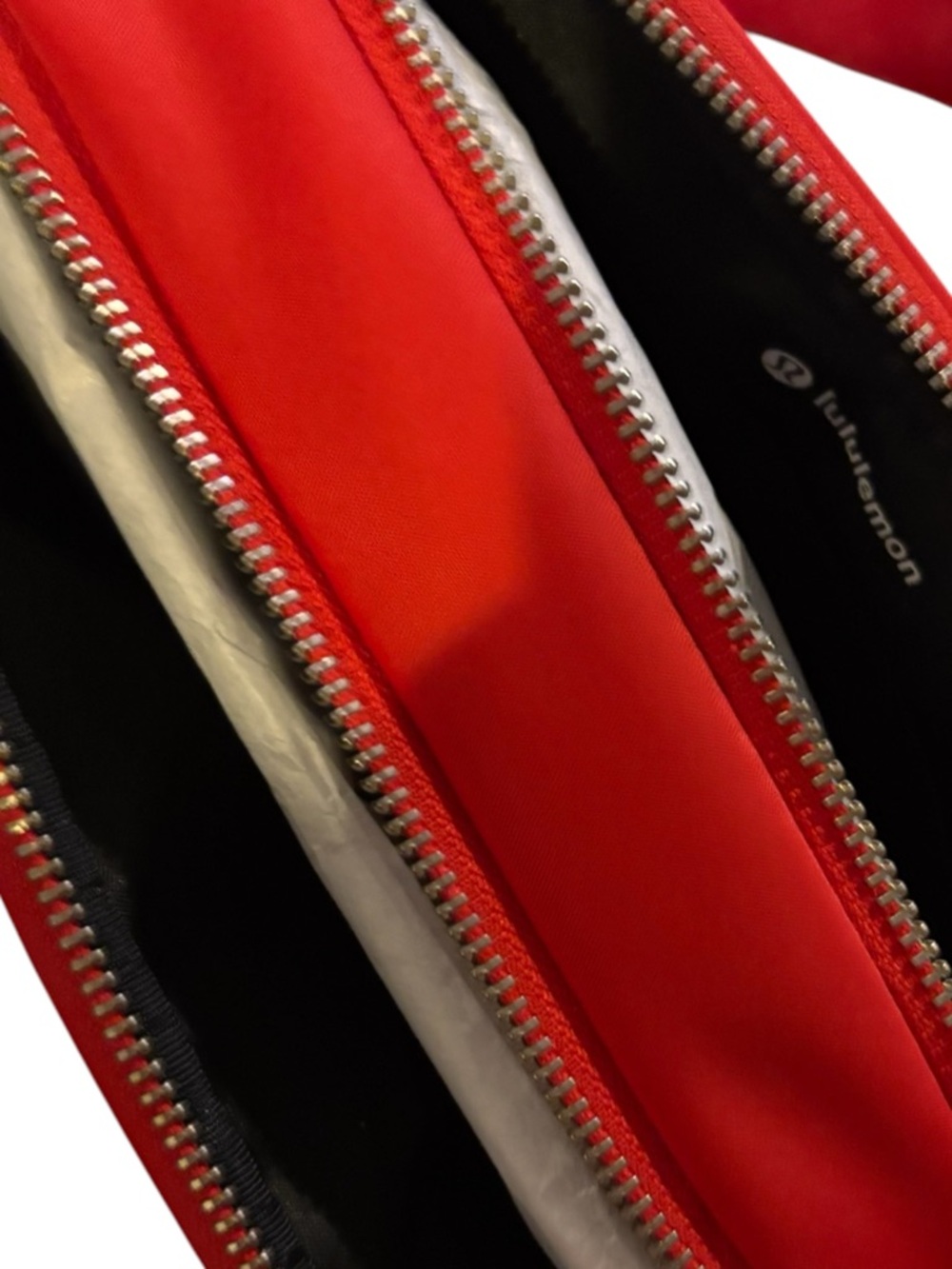 Lululemon Red Crossbody Camera Bag O/S Adjustable Strap NWT  Chic Everyday Bag - Picture 4 of 5